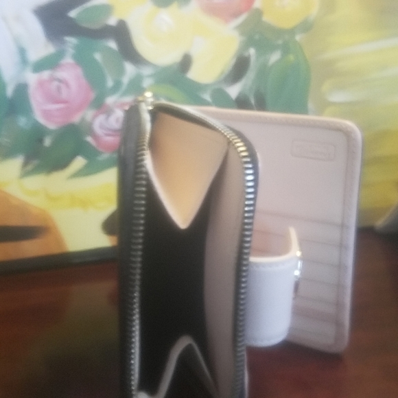 Dooney and Bourke wallet - Picture 6 of 6